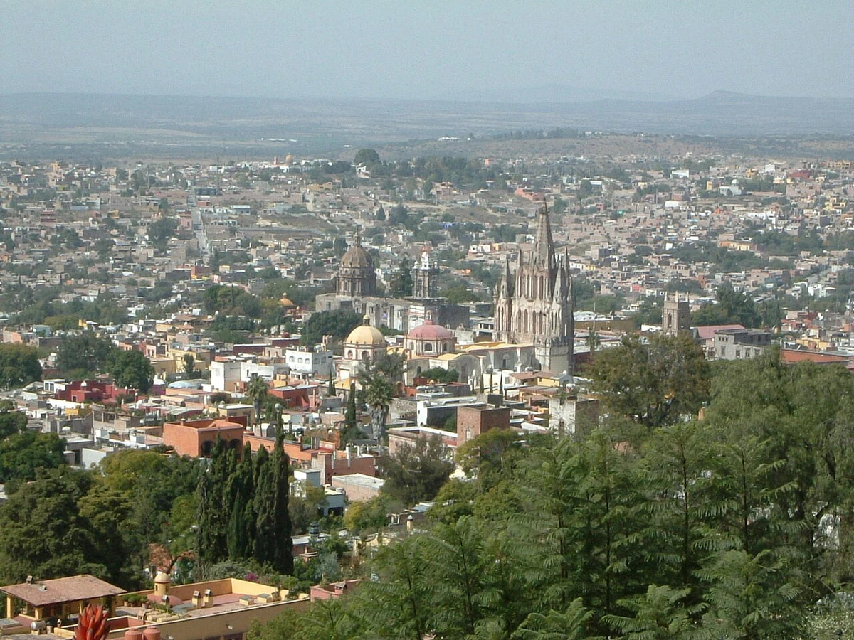 Calle y arquitectura de Pueblo Mágico: escapada de fin de semana